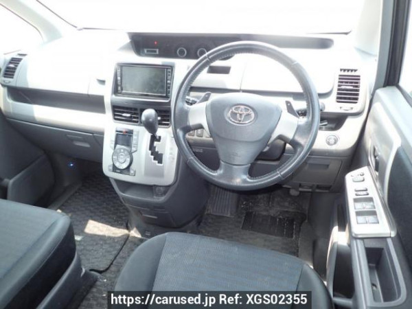 Used 2007 AT toyota voxy ZRR70W Image[15]