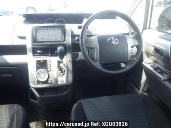 Used 2007 AT toyota voxy ZRR70W Image[18]