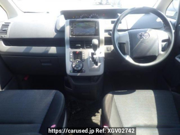 Used 2007 AT toyota voxy ZRR70W Image[16]
