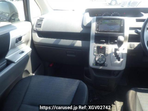 Used 2007 AT toyota voxy ZRR70W Image[17]