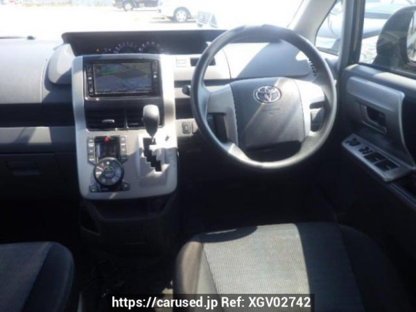 Used 2007 AT toyota voxy ZRR70W Image[18]