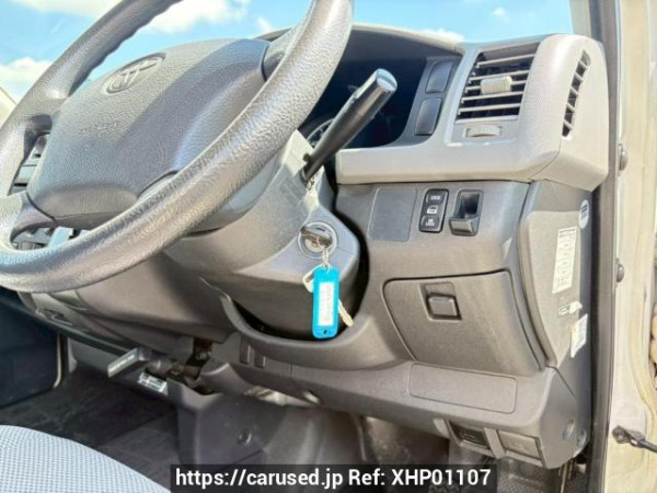 Used 2005 AT toyota regiusace-van KDH205V Image[25]