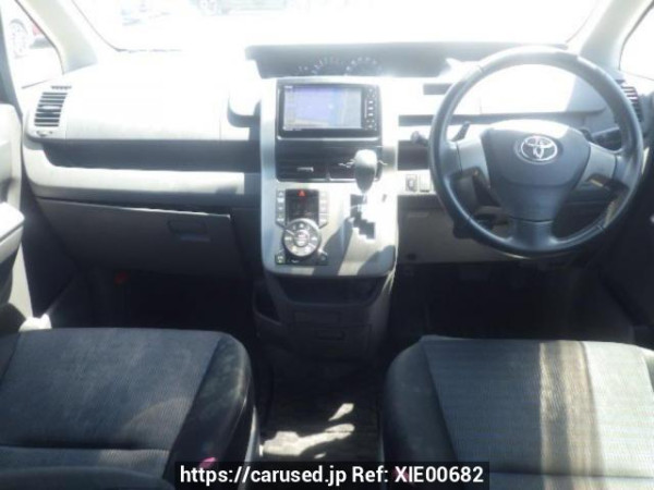 Used 2007 AT toyota voxy ZRR70W Image[16]