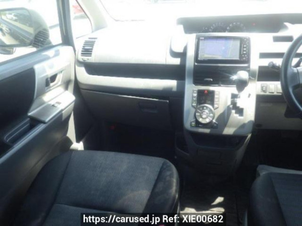 Used 2007 AT toyota voxy ZRR70W Image[17]