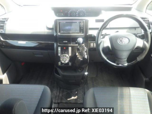 Used 2007 AT toyota voxy ZRR70W Image[16]