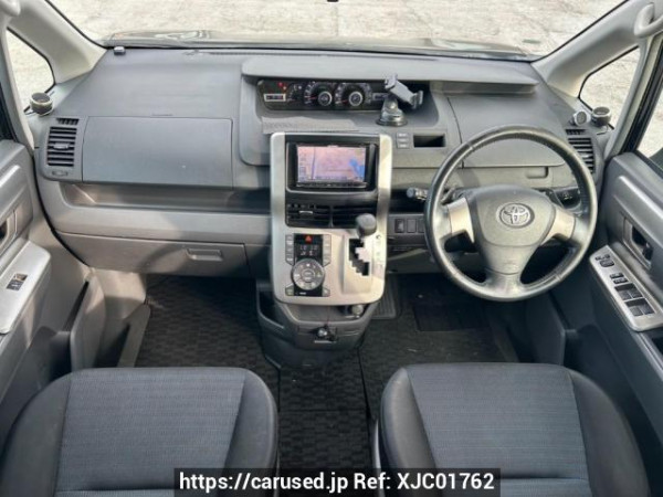 Used 2007 AT toyota voxy ZRR70W Image[18]