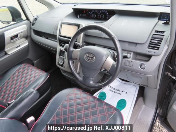 Used 2007 AT toyota voxy ZRR70W Image[13]