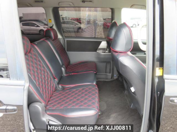 Used 2007 AT toyota voxy ZRR70W Image[15]