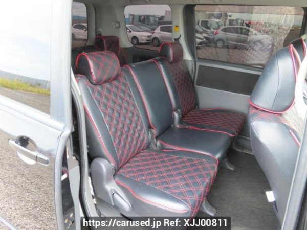 Used 2007 AT toyota voxy ZRR70W Image[16]