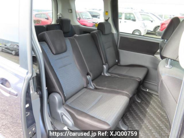 Used 2007 AT toyota voxy ZRR70W Image[16]