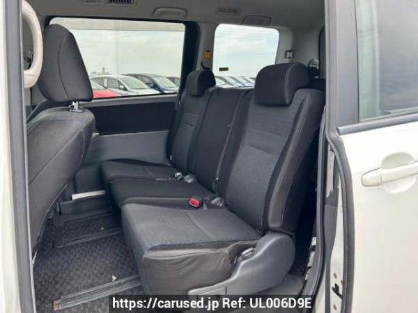 Used 2007 AT toyota voxy ZRR70W Image[16]