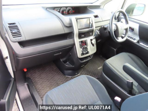 Used 2011 AT toyota voxy ZRR70W Image[15]