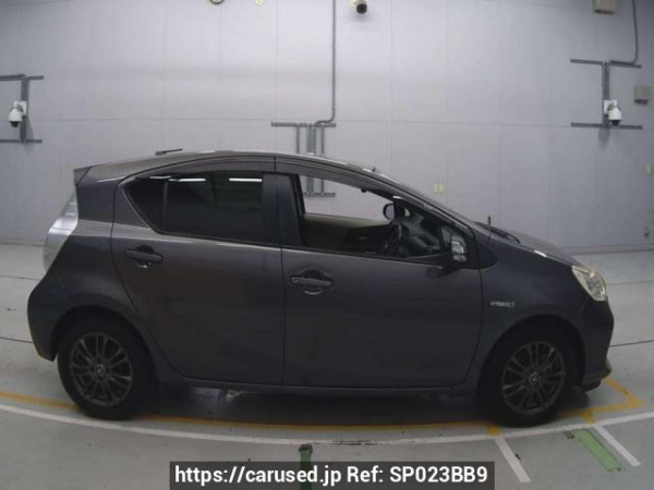 Used 2013 AT toyota aqua NHP10 Image[2]