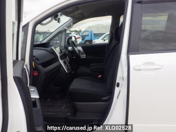 Used 2010 AT toyota noah ZRR75W Image[12]