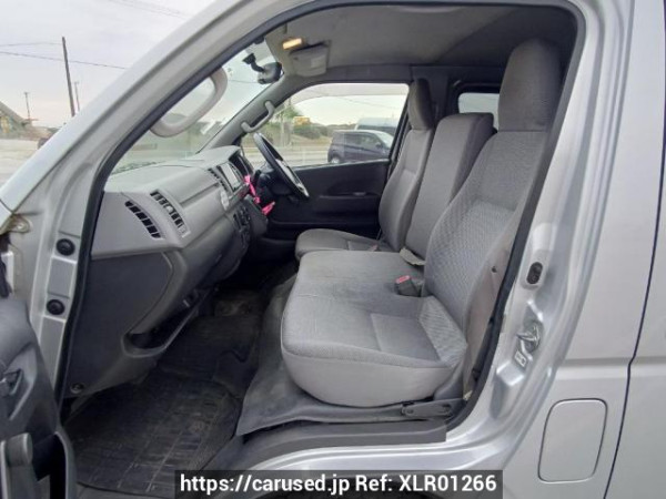 Used 2005 AT toyota regiusace-van TRH200V Image[14]