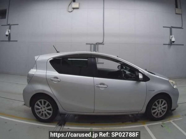 Used 2013 AT toyota aqua NHP10 Image[2]