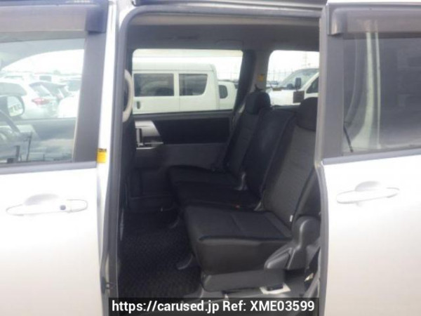 Used 2007 AT toyota voxy ZRR70W Image[14]