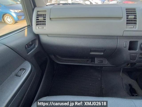 Used 2005 AT toyota regiusace-van TRH200V Image[18]