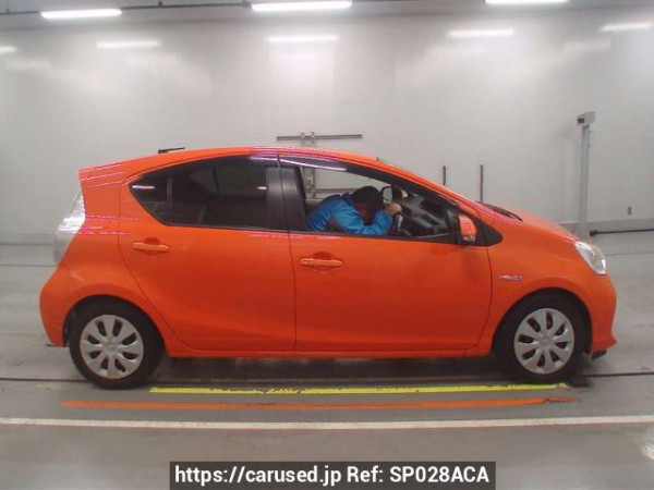 Used 2013 AT toyota aqua NHP10 Image[2]