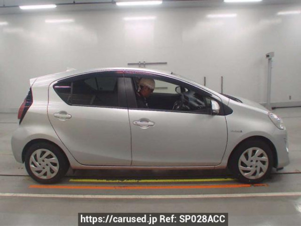 Used 2015 AT toyota aqua NHP10 Image[2]
