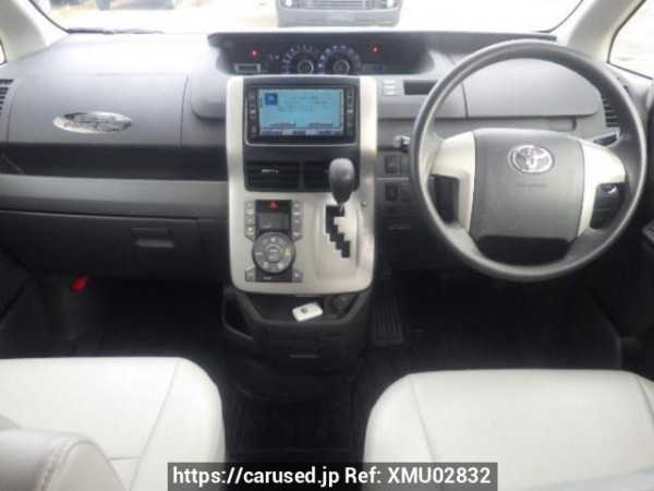 Used 2007 AT toyota noah ZRR70G Image[16]