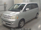 Toyota Noah AZR60G