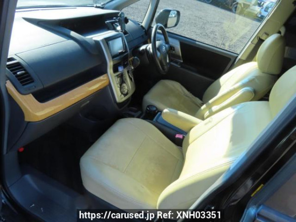 Used 2007 AT toyota voxy ZRR70W Image[17]