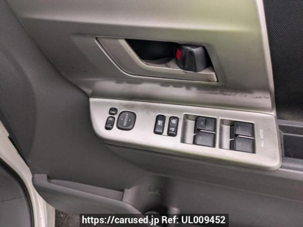 Used 2007 AT toyota voxy ZRR70W Image[18]
