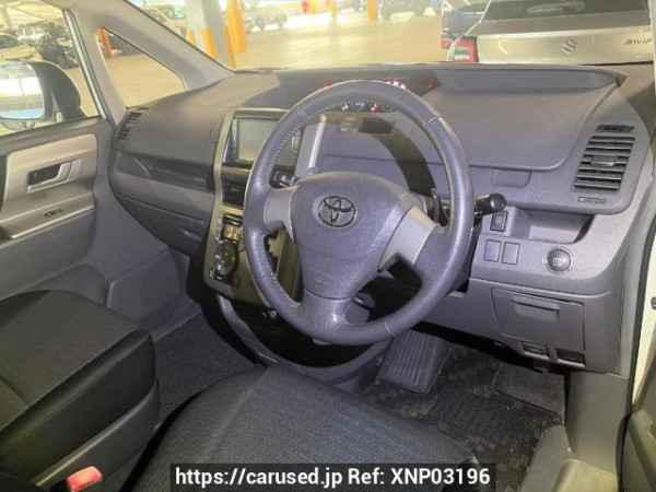 Used 2007 AT toyota voxy ZRR70W Image[11]
