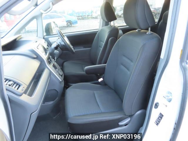 Buy Used 2007 Toyota Voxy ZRR70W (XNP03196) - Carused.jp
