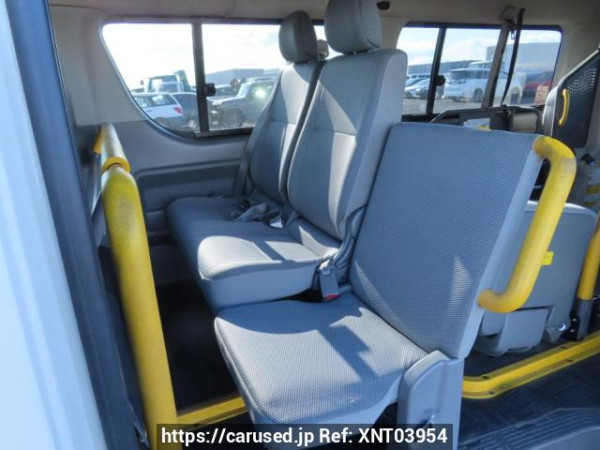 Used 2005 AT toyota regiusace-van TRH200K Image[18]