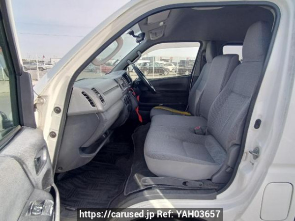 Used 2005 AT toyota regiusace-van KDH205K Image[16]
