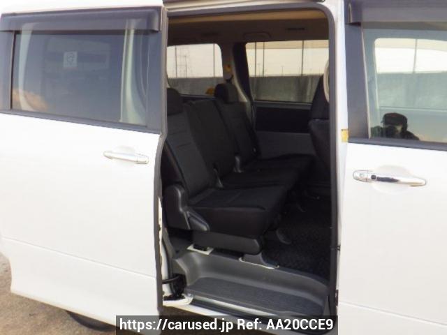 Buy Used 2009 Toyota Voxy ZRR70W (AA20CCE9) - Carused.jp