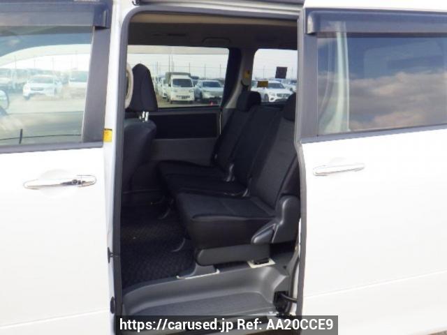 Buy Used 2009 Toyota Voxy ZRR70W (AA20CCE9) - Carused.jp