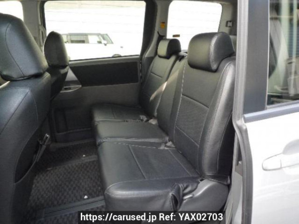 Used 2007 AT toyota voxy ZRR70W Image[12]