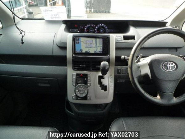 Used 2007 AT toyota voxy ZRR70W Image[16]