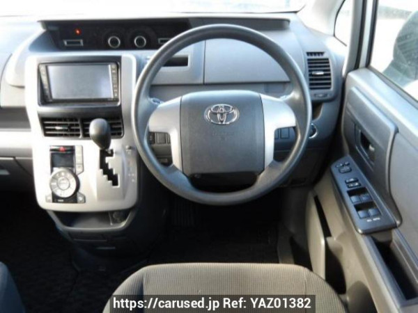 Used 2007 AT toyota noah ZRR75G Image[13]