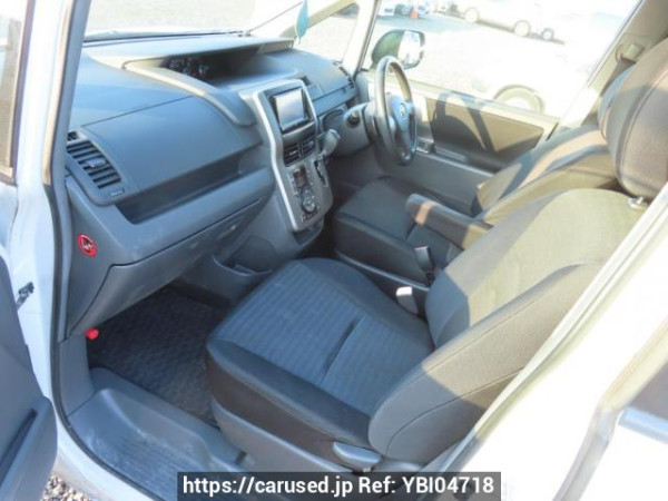 Used 2009 AT toyota voxy ZRR70W Image[16]