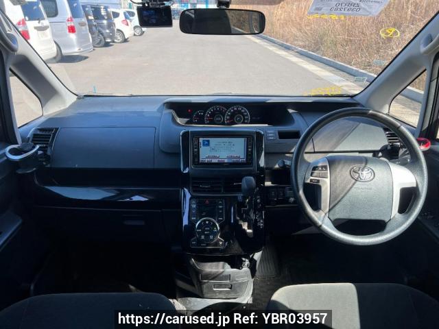 Buy Used 2011 Toyota Noah ZRR70G (YBR03957) - Carused.jp