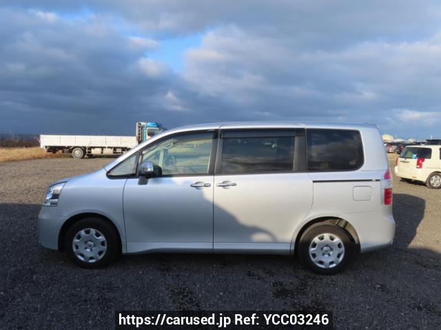 Comprar usado 2009 Toyota Noah ZRR70G (YCC03246) - Carused.jp