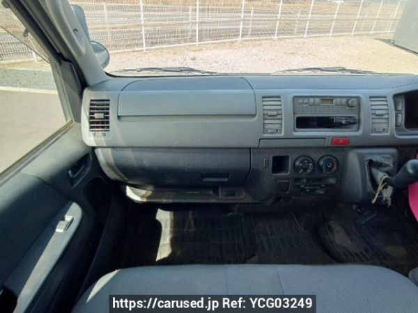 Used 2005 MT toyota regiusace-van KDH205V Image[18]