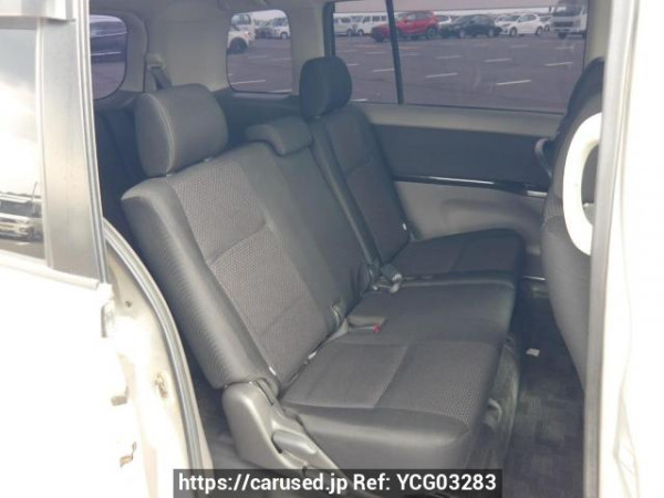 Used 2005 AT toyota isis ZNM10W Image[14]