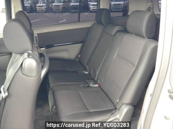 Used 2005 AT toyota isis ZNM10W Image[15]