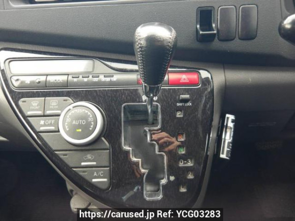 Used 2005 AT toyota isis ZNM10W Image[25]