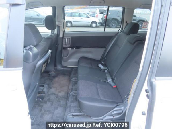 Used 2004 AT toyota isis ZNM10W Image[19]