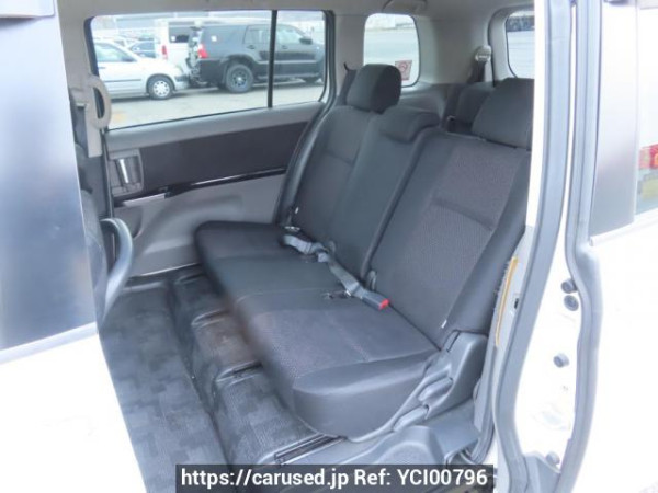 Used 2004 AT toyota isis ZNM10W Image[20]
