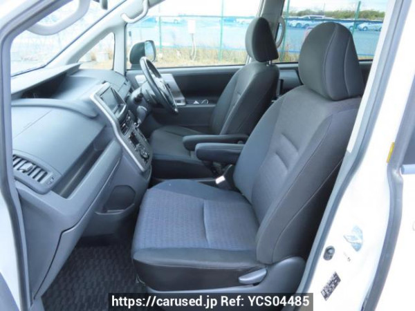 Used 2007 AT toyota voxy ZRR70W Image[16]