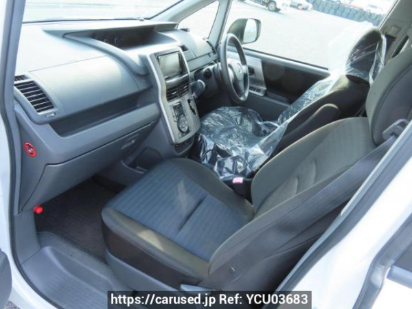 Used 2010 AT toyota voxy ZRR70W Image[14]