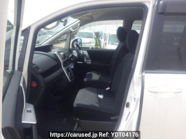 Used 2010 AT toyota voxy ZRR70W Image[12]