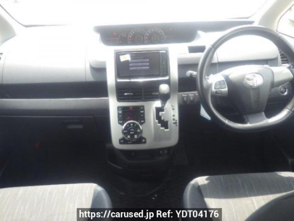Used 2010 AT toyota voxy ZRR70W Image[16]